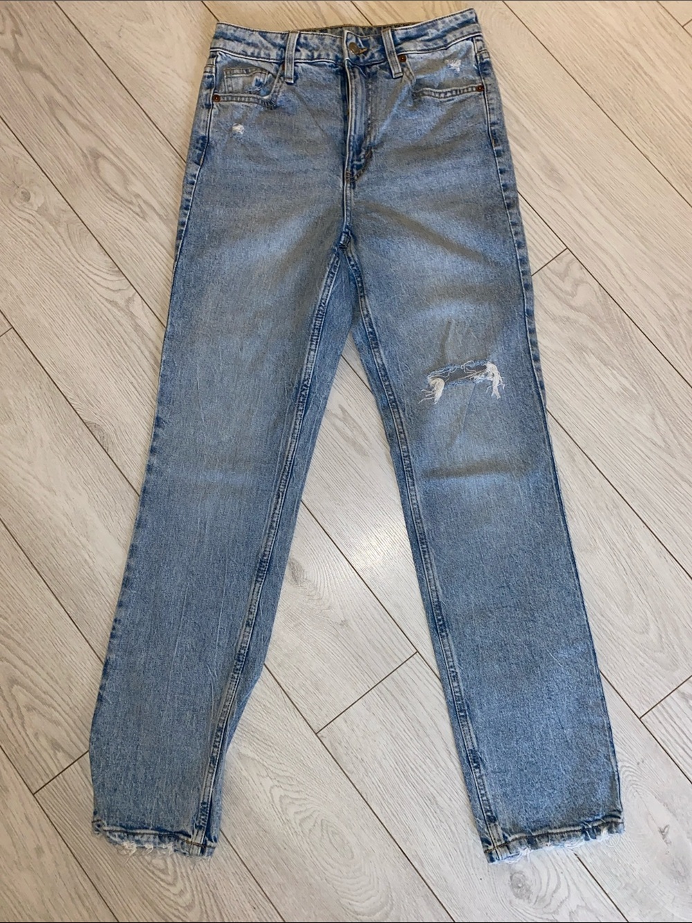 Light Blue High-Rise Women's Vintage Straight Distressed Jeans H&M - NEW